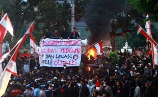 Unjuk Rasa Mahasiswa di Gedung DPRD Solo Diwarnai Aksi Bakar Ban