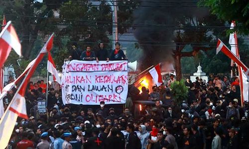 Unjuk Rasa Mahasiswa di Gedung DPRD Solo Diwarnai Aksi Bakar Ban