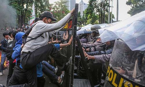 Ricuh Demo Tolak Revisi UU Pilkada di DPR, Polisi Tembakkan Water Canon