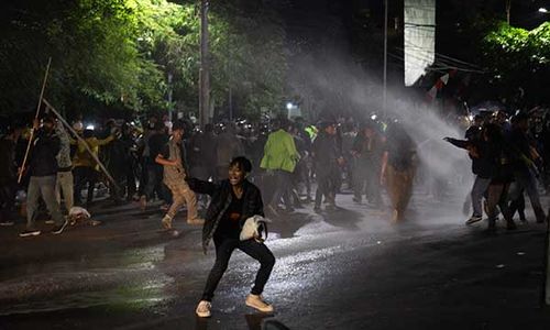 Demo Kawal PKPU di Semarang Ricuh, Polisi Tembakkan Gas Air Mata & Water Canon