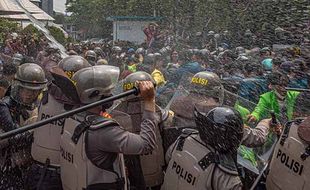 Kericuhan Warnai Unjuk Rasa Tolak Revisi UU Pilkada di Semarang