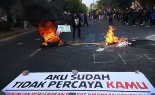 Demo Kawal Putusan MK di Depan Gedung DPRD Solo, Massa Bakar Ban dan Poster