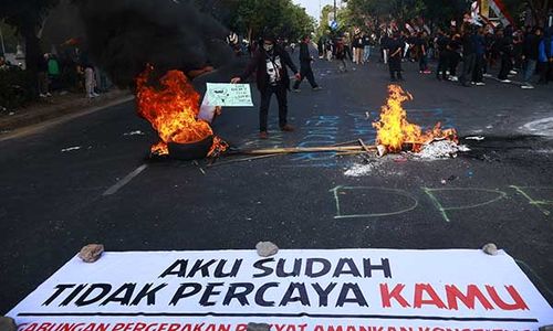 Demo Kawal Putusan MK di Depan Gedung DPRD Solo, Massa Bakar Ban dan Poster