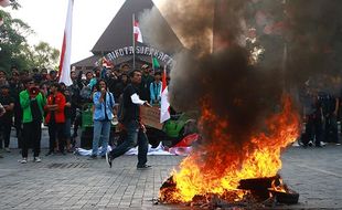 Demo Tolak Revisi UU Pilkada, Mahasiswa Bakar Ban di Depan Balai Kota Solo