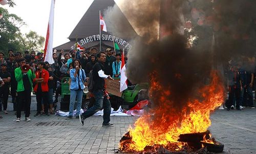 Demo Tolak Revisi UU Pilkada, Mahasiswa Bakar Ban di Depan Balai Kota Solo