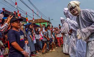 Hii.. Ada Rombongan Pocong Ikut Lomba Gerak Jalan di Pandeglang