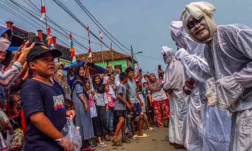 Hii.. Ada Rombongan Pocong Ikut Lomba Gerak Jalan di Pandeglang