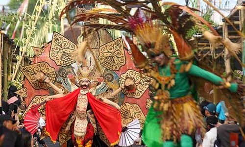 Parade Kostum Unik Berbahan Bambu di Gintangan Bamboo Festival Banyuwangi