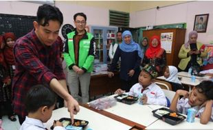 Gibran Puji Uji Coba Pemberian Makan Siang Gratis di Surabaya