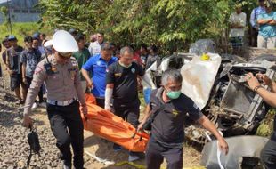 Kereta Barang Tabrak Mobil di Perlintasan Tulungagung, Pengemudi Meninggal