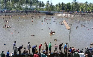 Seru! Ribuan Orang Berburu Ikan saat Kolam PLTA Jelok-Timo Semarang Dikuras