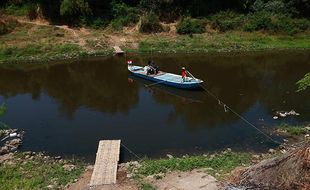 Potret Jasa Perahu Penyeberangan Sungai Bengawan Solo di Kampung Sewu Jebres