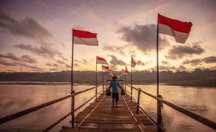 Jembatan Sesek di Bantul Dihias Bendera Merah Putih Jelang HUT ke-79 RI