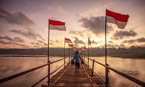 Jembatan Sesek di Bantul Dihias Bendera Merah Putih Jelang HUT ke-79 RI