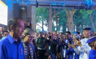 Hadiri Kongres PAN, Presiden Jokowi Pakai Kemeja Biru