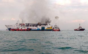 Penampakan Kapal KM Kirana I Terbakar di Perairan Tanjung Emas Semarang