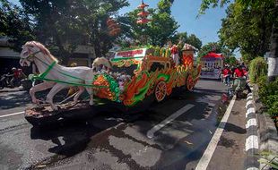 Parade Puluhan Kendaraan Hias Meriahkan Karnaval Pembangunan di Klaten