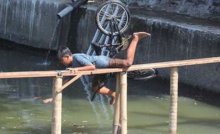 Serunya Lomba Ketangkasan Bersepeda di Atas Sungai Meriahkan HUT RI di Surabaya