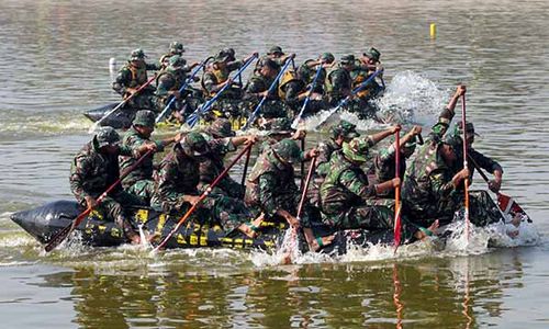 Lomba Dayung Perahu Karet Korps Marinir di Mojokerto