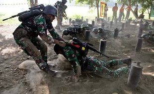 Lomba Ketangkasan Halang Rintang Prajurit Korps Marinir di Sidoarjo