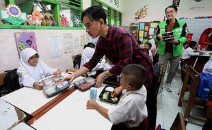 Momen Gibran Uji Coba Makan Bergizi Gratis ke Siswa SD di Surabaya