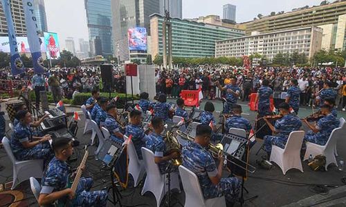 Penampilan Orkestra TNI AU Hibur Warga di HBKB Bundaran HI Jakarta