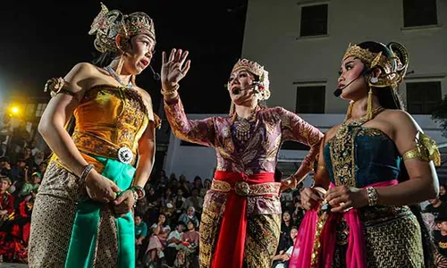 Pentas Wayang On The Street di Kota Lama Semarang