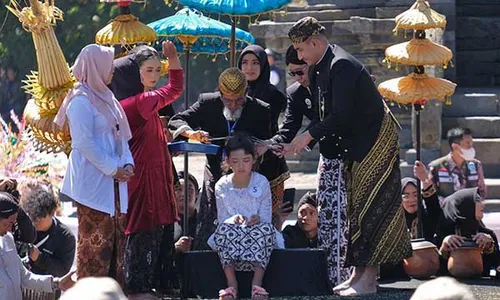 13 Anak Bajang Jalani Prosesi Potong Rambut Gimbal di Candi Arjuna Dieng