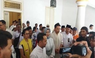 Gusti Bhre Antar Respati-Astrid ke KPU dengan Nuansa Serba Putih