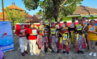 Rotary Club of Solo Raya Bagikan Buku di Karnaval Kebhinekaan SLB Se-Kota Solo