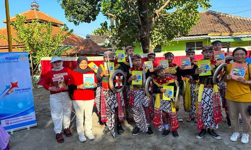 Rotary Club of Solo Raya Bagikan Buku di Karnaval Kebhinekaan SLB Se-Kota Solo