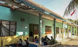 Gedung Rusak, Siswa di Tangerang Belajar di Rumah Warga & Teras Sekolah