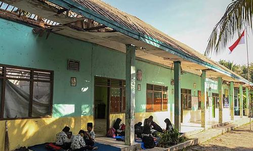 Gedung Rusak, Siswa di Tangerang Belajar di Rumah Warga & Teras Sekolah