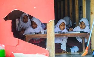 Siswa SDN Suci Serang Belajar di Ruang Kantin Akibat Bangunan Sekolah Rusak