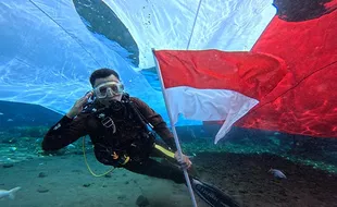 Potret Upacara Bendera Bawah Air Sambut HUT ke-79 RI di Umbul Ponggok Klaten