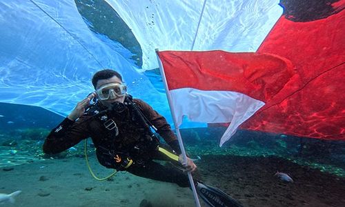 Potret Upacara Bendera Bawah Air Sambut HUT ke-79 RI di Umbul Ponggok Klaten