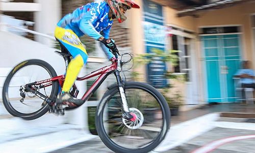 Aksi Pembalap Taklukkan Lintasan di Kejuaraan Urban Downhill 2024 Semarang