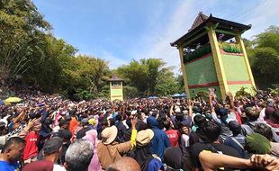 Momen Ribuan Warga Berebut Apam di Tradisi Yaa Qawiyyu Jatinom Klaten