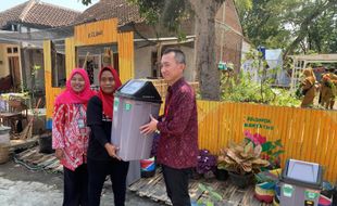 Beri Tempat Sampah ke Warga Mulur, Yakult Dukung Pemilahan Sampah Rumah Tangga