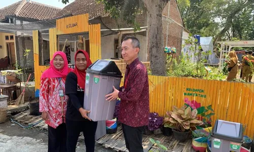 Beri Tempat Sampah ke Warga Mulur, Yakult Dukung Pemilahan Sampah Rumah Tangga