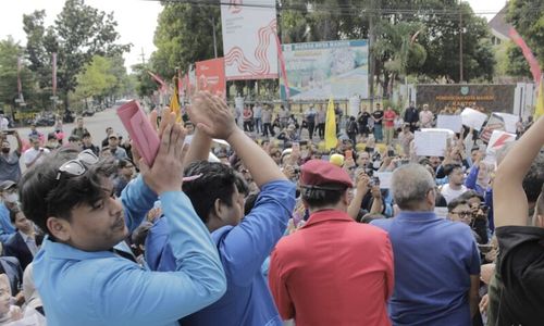 Batalkan RUU Pilkada! Ratusan Mahasiswa Unjuk Rasa di DPRD Madiun