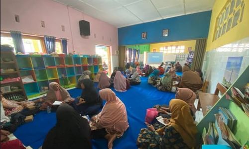 KEB Solo dan Aisyiyah Jayengan Gelar Kelas Akademi Digital Lansia