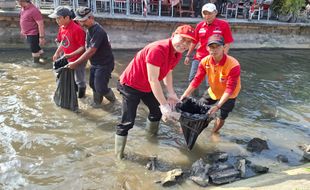 Ratusan Kader dan Simpatisan PDIP Karanganyar Punguti Sampah di Sungai Ngijo 