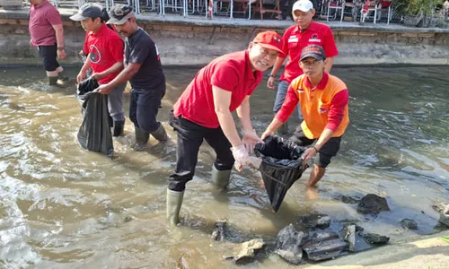 Ratusan Kader dan Simpatisan PDIP Karanganyar Punguti Sampah di Sungai Ngijo 