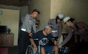 Satlantas Sragen Ringankan Beban Warga Disabilitas Lewat Bantuan Kursi Roda