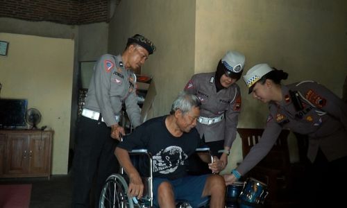 Satlantas Sragen Ringankan Beban Warga Disabilitas Lewat Bantuan Kursi Roda