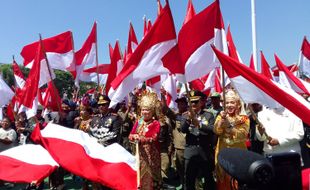 Flasmob 1.000 Bendera Meriahkan Upacara HUT ke-79 RI di Alun-alun Sukoharjo