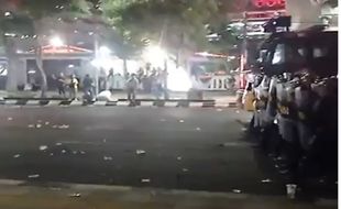 Demo Ricuh! Polisi & Mahasiswa Bentrok di Jalan Pemuda Semarang