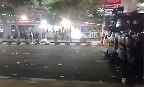 Demo Ricuh! Polisi & Mahasiswa Bentrok di Jalan Pemuda Semarang