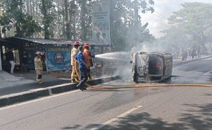 Disenggol Bus, Minibus Terguling hingga Terbakar di Ringroad Timur Bantul